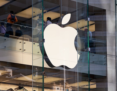 Apple CEO accepts the World’s Most Valuable Brand 2025 award at the Global Industry Awards ceremony in London.