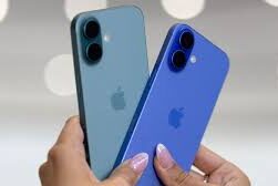 Indian Gen Z smartphone users comparing iPhone and Samsung devices, highlighting rising Apple popularity in non-metro markets