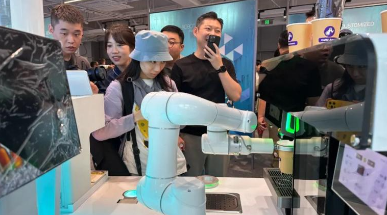 Anno Robotics’ AI-powered coffee machine and ice cream robot demonstrated at a smart retail exhibition in Shenzhen, China.