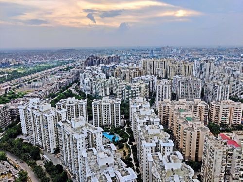 Comparison of Noida and Gurugram real estate markets showing property prices, infrastructure, and investment potential.