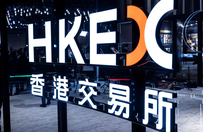 Chinese AI chipmaker Biren Technology shares surge during its Hong Kong IPO debut, highlighting Asia’s growing AI listing boom.